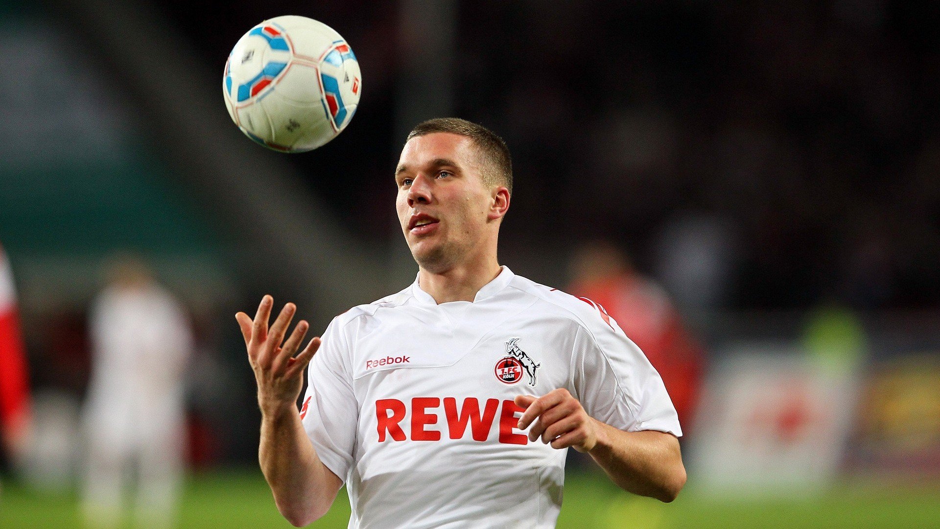 热刺门将洛里神勇扑出点球，助球队取胜，热刺门将洛里骨折