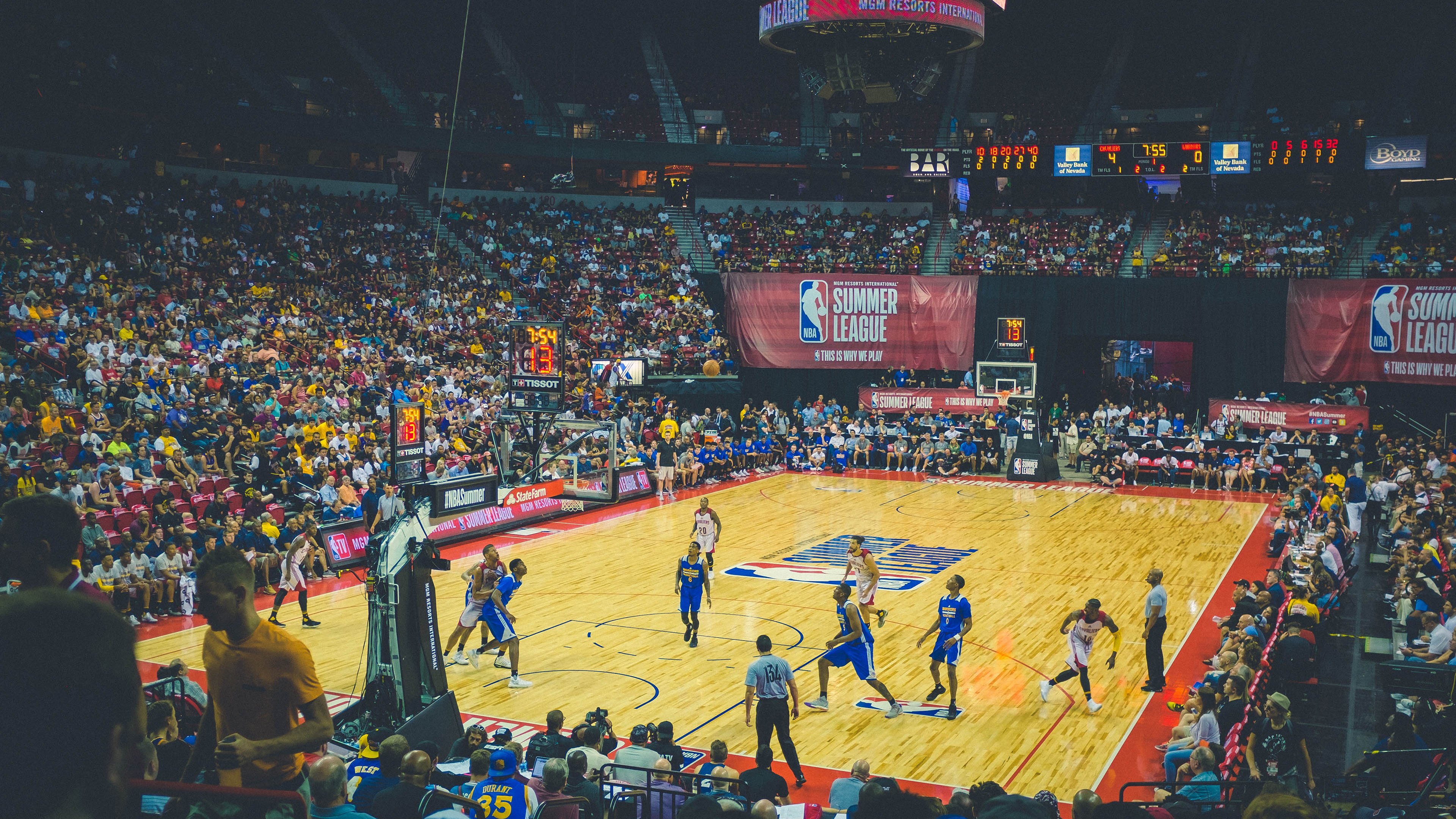 线上线下结合的全民足球热潮，掀起运动新范式，线上踢球